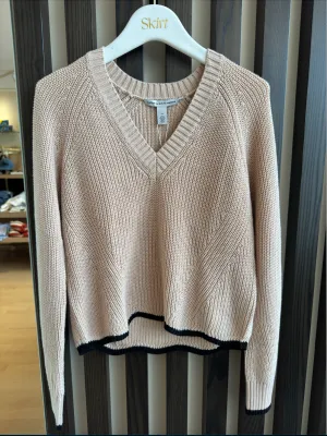 AUTUMN CASHMERE TIPPED SCALLOP SHAKER V NECK